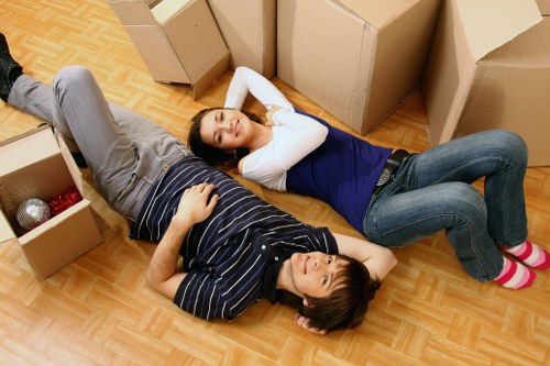Surrey moving truck suitable for flats, homes, and offices